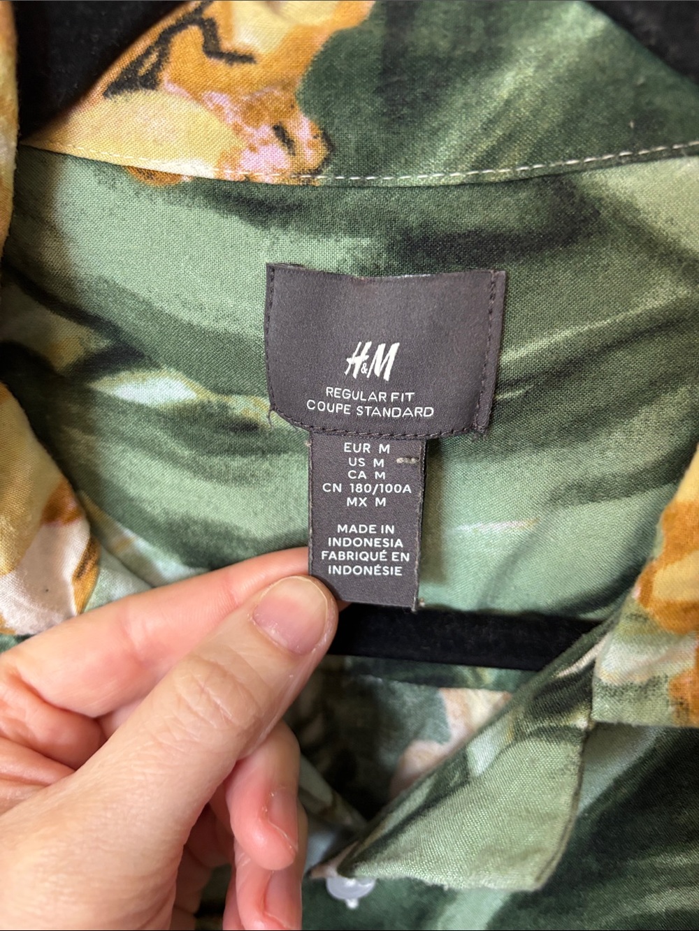 Men’s H&M Tropical Short-Sleeve Button-Up in Green & Yellow - Picture 2 of 3